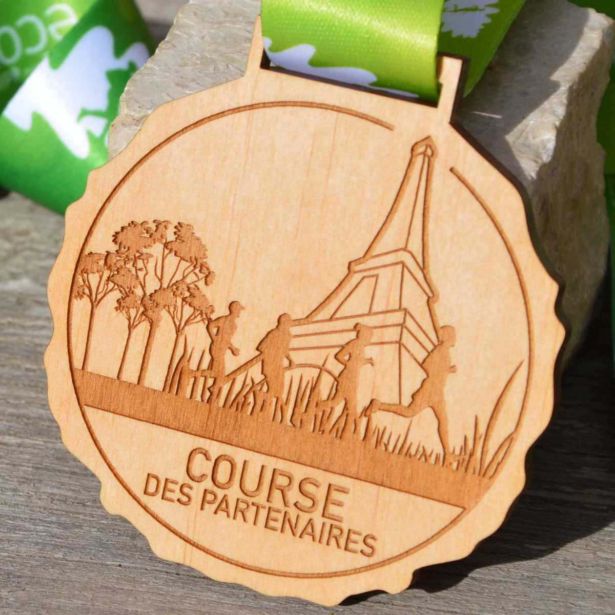 Médaille finisher éco-trail de Paris en bois gravé au laser