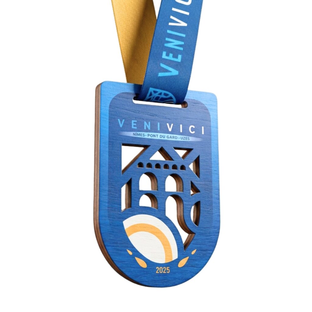 Médaille pour les finishers du trail veni vici 2025 en bois imprimé bleu et jaune