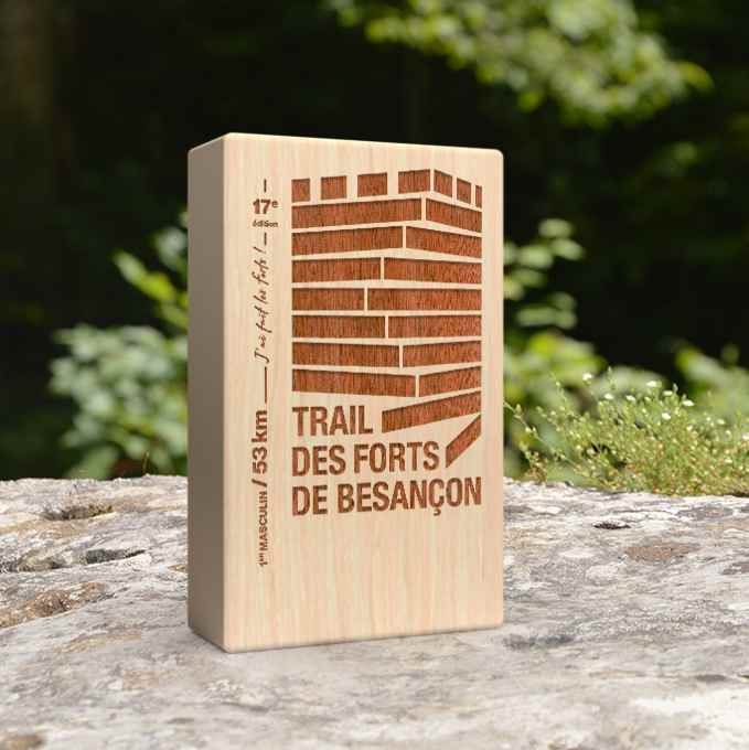 trophee-rectangle-bois-besançon-trail Médaille carrée noir et jaune réalisée pour le Taranis Arga Trail