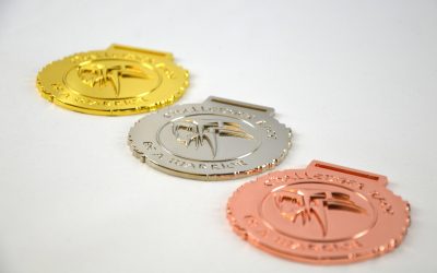 Finition brillante des médailles métal