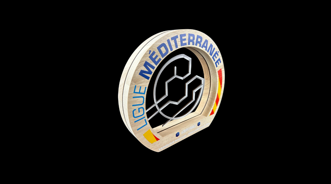 Trophée en bois usiné CNC avec insert métallique pour la Ligue Méditerranée eCoupe de France 2026, design moderne ajouré.