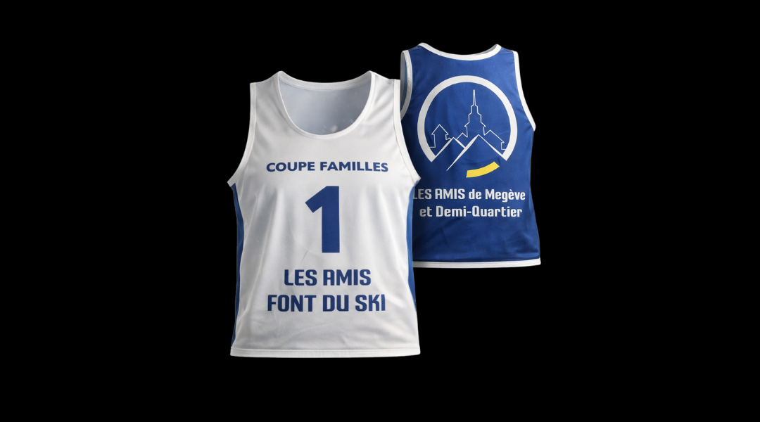 Dossard de ski sans manches blanc et bleu avec numéro 1, personnalisé pour la Coupe Familles 2026 à Megève et Demi-Quartier, vue avant et arrière.