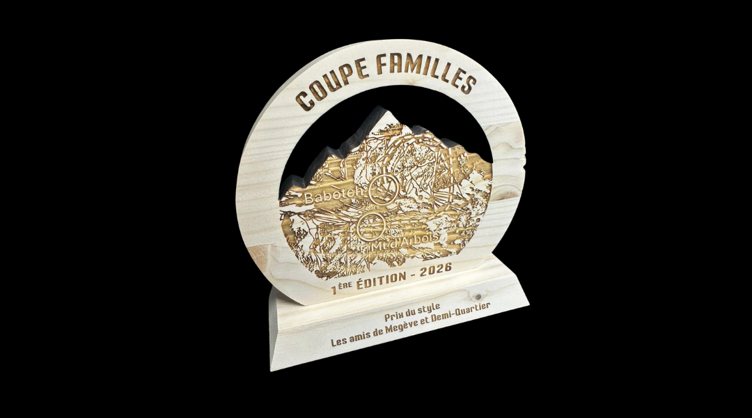 Trophée en bois clair gravé et découpé représentant un paysage de montagne, réalisé pour la Coupe Familles 2026 à Megève, avec socle personnalisé.